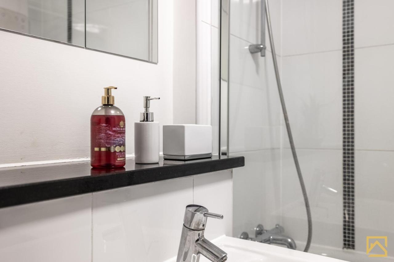 Modern 1 Bed In Central Mk, Free Parking, Smart Tv, Manhattan House By Valore Property Services มิลตันคีนส์ ภายนอก รูปภาพ